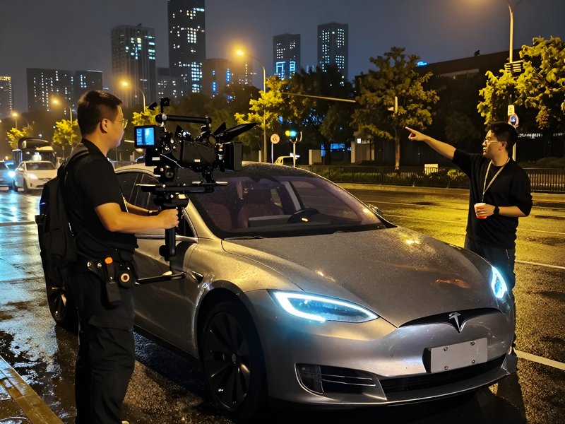 Команда Ордер Медиа снимает кинематографичный обзор Tesla Model S на ночной городской улице
